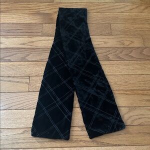 Women’s scarf Black Plaid Scarf velvet plaid pattern VGUC winter accessories